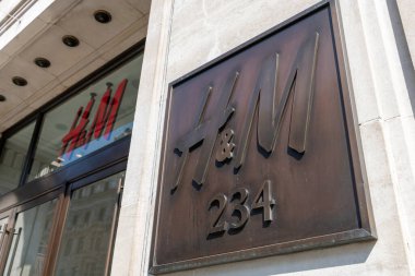 Londra mı? UK- 04.09.2023. Oxford Caddesi 'ndeki H ve M perakende mağazasının adı. İsveçli çok uluslu giyim markası..