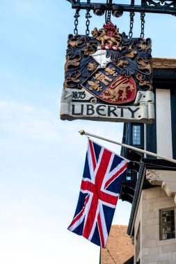 Londra mı? UK- 04.09.2023. İngiliz lüks mağazası Liberty 'nin ön cephesindeki isim..