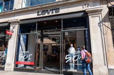 Londra mı? UK- 04.09.2023. Regent Caddesi 'ndeki ünlü Amerikan giyim şirketi Levi' s 'in önündeki dükkan..