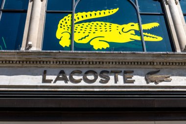 Londra mı? UK- 04.09.2023. Fransız lüks markası Lacoste 'nin isim ve logosu Regent Caddesi' ndeki perakende mağazasının önünde..