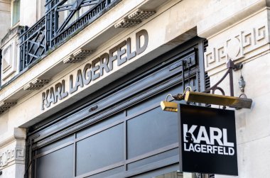 Londra mı? UK- 04.09.2023. Regent Caddesi 'ndeki Karl Lagerfield perakende mağazasının isim levhası..