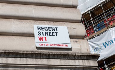 Londra, Westminster 'daki Regent Caddesi için bir sokak tabelası. Ünlü lüks mağazalar ve markalar için bir alışveriş merkezi.