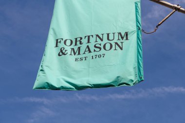 Londra mı? UK- 04.09.2023. Piccadilly 'deki ünlü lüks mağazası Fortnum ve Mason' ın ön cephesindeki isim..