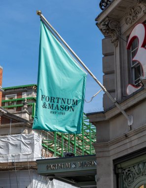 Londra mı? UK- 04.09.2023. Piccadilly 'deki ünlü lüks mağazası Fortnum ve Mason' ın ön cephesindeki isim..