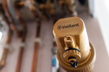 Londra mı? UK- 04.07.2023. Vaillant şirketinin adı ve ticari markası bir kombi kazanında..