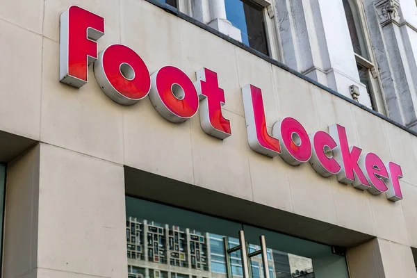 Londyn Zjednoczone Królestwo 2023 Znak Firmowy Fasadzie Oddziału Foot Locker — Zdjęcie stockowe