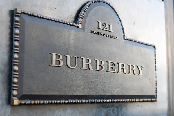 Londra mı? UK- 04.09.2023. Ünlü lüks moda perakendecisi Burberry 'nin plakası Regent Caddesi' ndeki mağazalarının önünde..