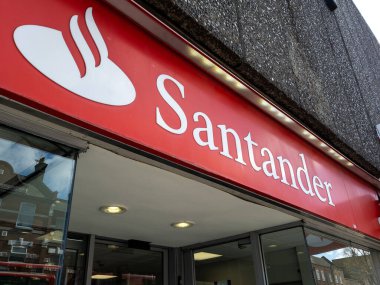 Londra mı? UK- 04.12.2023. Santander Bankası 'nın bir şubesinin girişinin üstündeki şirket imzası ve logosu..