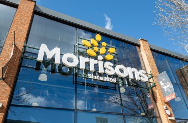 Londra mı? UK- 04.12.2023. Morrison Market 'in bir şubesinin adı ve ön cephesi..