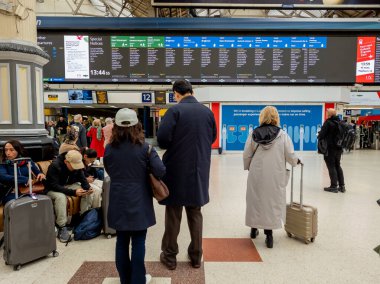 Londra mı? UK- 04.23.2023. Tren yolcuları Victoria İstasyonu 'nda trenlerini bekliyorlar..