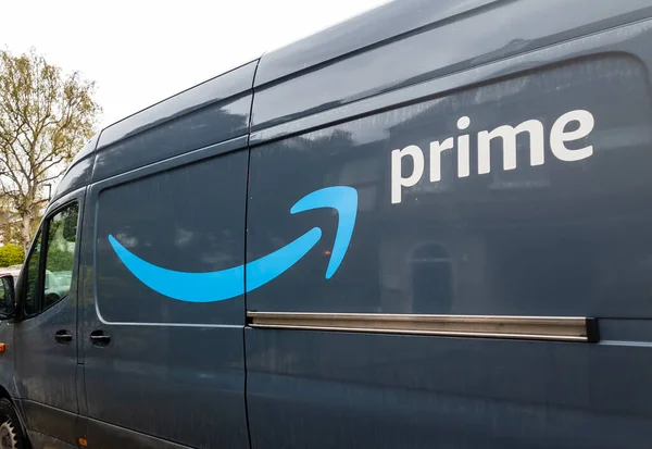 Londra mı? UK- 04.20.2023. Amazon logosu ve Amazon Prime markası bir teslimat aracının yanında..