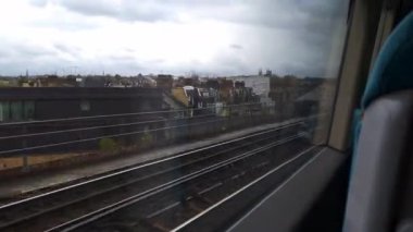 Londra mı? UK- 04.23.2023. Şehirlerarası bir tren penceresi başkentin eteklerinden hızla geçiyor..