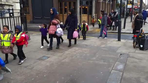 Londen Verenigd Koninkrijk 2023 Een Groep Kleuters Schoolreisje Begeleid Door — Stockvideo