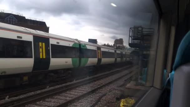 Londýn 2023 Pohled Okna Vlak Přijíždějící Clapham Junction — Stock video