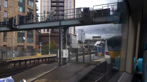 London 2023 Fensteransicht Eines Eisenbahnzuges Der Den Bahnhof Von East — Stockvideo