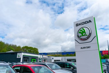 Londra mı? UK- 05.01.2023. Skoda Auto 'nun adı ve logosu satılık arabaları olan bir araba satıcısının ön avlusunda..