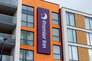 Londra mı? UK- 05.01.2023. Şirketin adını gösteren Premier Inn otelinin sokak manzarası.