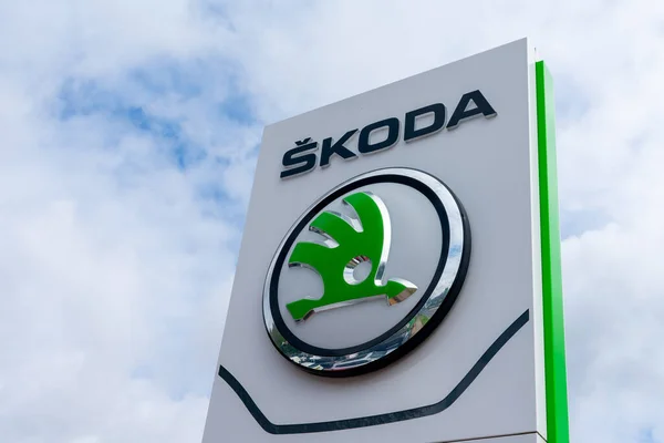 Londra mı? UK- 05.01.2023. Bir araba satıcısının ön bahçesindeki Skoda Auto 'nun isim ve logosu..