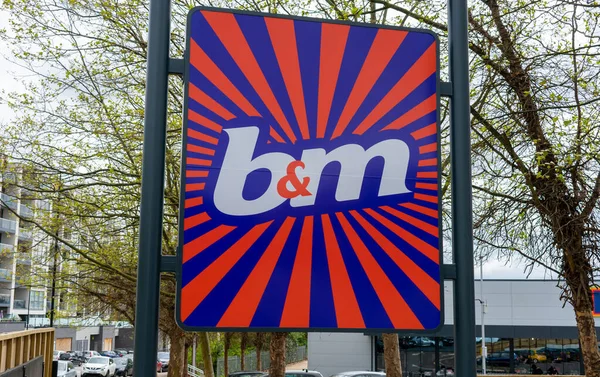 Londra mı? UK- 05.01.2023. Yiyecek ve genel ev eşyaları satan bir B ve M mağazasının isim ve logosu..