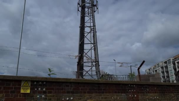 一个无线保真塔 有云彩天空背景的天线 — 图库视频影像