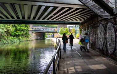 Londra mı? UK- 05.04.2023. Regent 's Canal' ın sahil yolu bisiklet, yürüyüş ve gezi gibi boş aktivitelere katılan insanlarla dolu..