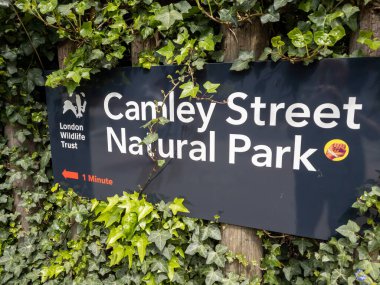 Londra mı? UK- 05.04.2023. Camley Street Natural Park 'ın isim levhası. Başkentin merkezinde bir doğa rezervi..
