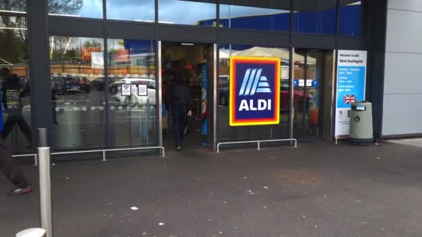 2023 Aldi食品超市分店的入口和出口 中间有公司的名称 标志和标识 — 图库视频影像