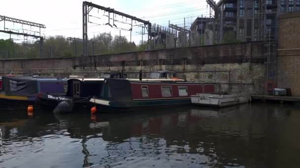 London 2023 Moored Canal Barges Pancras Basin Regent Canal — Stock Video