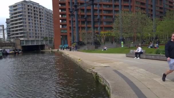 ロンドンだ 2023年 リージェント運河の遊歩道からのガシュオーダー公園の眺め — ストック動画