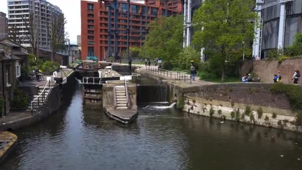 Лондон 2023 Pancras Lock Regent Canal Gasholders Building King Cross — стоковое видео