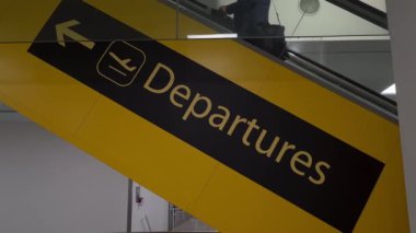 Gatwick.UK- 05.13.2023. Gatwick Havaalanı Güney Terminali 'ne gidecek yolcuları belirten bir işaret..