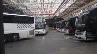 Londra Victoria.UK-05.13.2023. Londra Victoria İstasyonu 'nun garajları. Ulusal Express arabaları yolcuları almaya hazır..