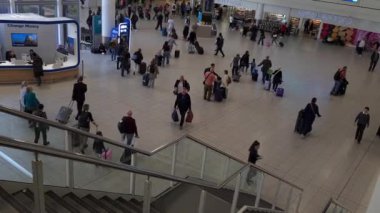 Gatwick.UK- 05.13.2023. Gatwick Havaalanı Güney Terminali 'ndeki Varış Salonu' nun iç görüntüsü..