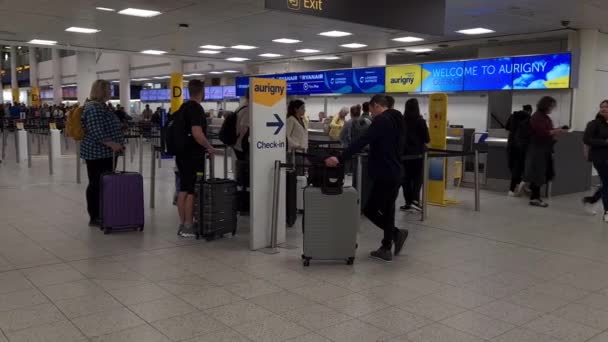 Gatwick 2023 Check Hall Gatwick Airport South Terminal Passengers Checking — Stock Video