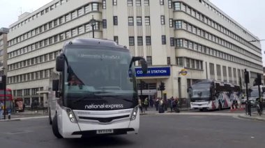 Londra Victoria.UK-05.13.2023. Londra Victoria Antrenör İstasyonu 'nun giriş, ön cephesi ve isim işareti..