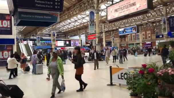伦敦维多利亚 2023 维多利亚火车站非常繁忙的内部景观 — 图库视频影像