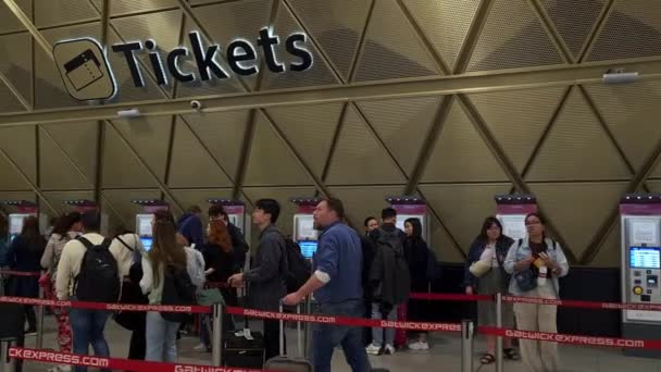 Gatwick 2023 Passagiere Warten Bahnhof Gatwick Auf Fahrkarten — Stockvideo