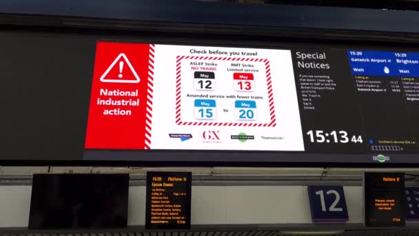 London Victoria 2023 Anuncio Pantalla Estación Tren Victoria Informando Los — Vídeos de Stock