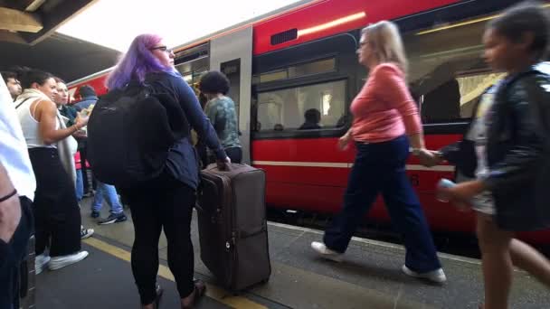 Gatwick 2023 Passagiere Die Mit Dem Zug Zum Flughafen Gatwick — Stockvideo