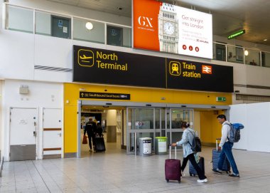 Gatwick. UK- 05.13.2023. Gatwick Havaalanı 'nın yolcuları Kuzey Terminaline gidiyor..