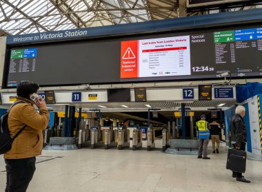 Londra Victoria.UK-05.13.2023. Victoria Tren İstasyonu 'ndaki panoda ulusal endüstriyel eylem, grev ve hizmetleri etkileyen yolcuları bilgilendiren bir uyarı var..