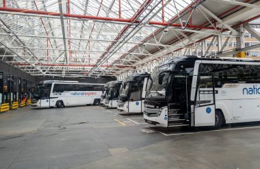 Londra Victoria.UK-05.13.2023. Londra Victoria İstasyonu 'nun garajları. Ulusal Express arabaları yolcuları almaya hazır..