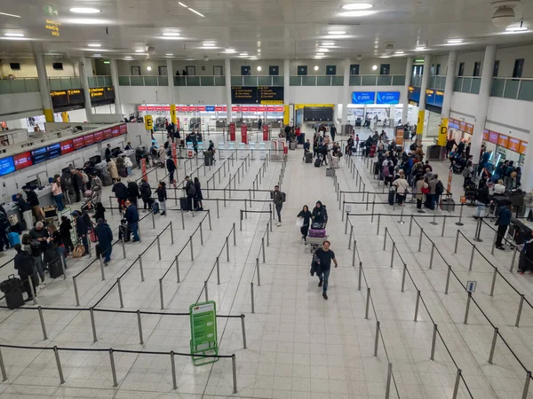 Gatwick.UK- 05.13.2023.Gatwick Havaalanı Güney Terminali 'nin girişinde bir sürü yolcu giriş yapmış..