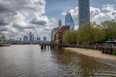 Londra mı? UK- 05.17.2023. Thames Sahili 'nin genel manzarası. Thames nehrinin güney kıyısında kumlu bir sahil..