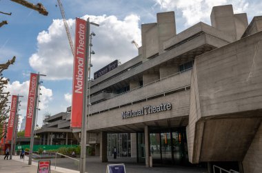 Londra mı? UK- 05.17.2023. Southbank Merkezi 'ndeki Ulusal Tiyatro' nun adı ve sokak manzarası..