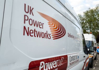 Londra mı? UK- 05.16.2023. Elektrik dağıtım şebekesi operatörü UK Power Networks 'ün araçları bir yerleşim yerinin elektrik kablolarını onarıyor.