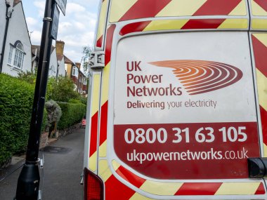 Londra mı? UK- 05.16.2023. Elektrik dağıtım şebekesi operatörü UK Power Networks 'ün araçları bir yerleşim yerinin elektrik kablolarını onarıyor.
