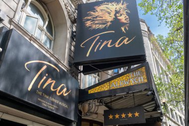 Londra mı? UK- 05.17.2023. Aldwych Tiyatrosu 'nun ön cephesindeki müzikal Tina reklamı..