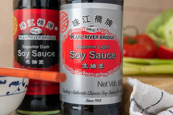 Londra mı? UK- 05.14.2023. Bir şişe aydınlık ve koyu İnci Nehri Köprüsü soya sosu..