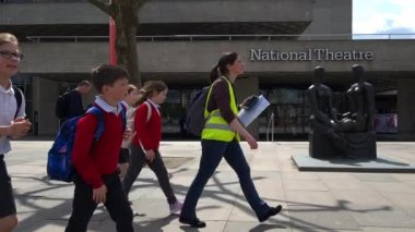 Londra mı? UK- 05.17.2023. Öğrenciler okul gezisi için Southbank Merkezi 'ne gitti..